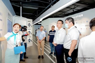 浙江省副省长卢山一行调研参观新迪数字产品展示